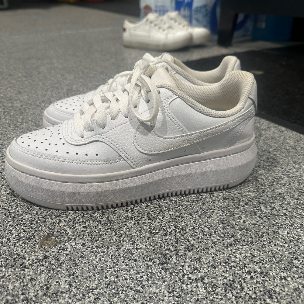 NIKE WOMENS COURT VISION ALTA
